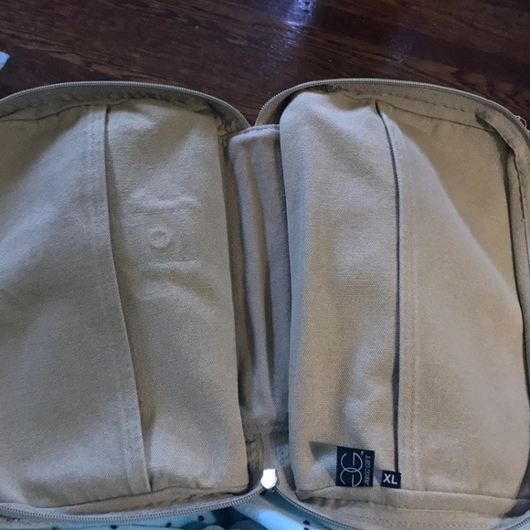 NWOT. GREGG GIFT FABRIC DISTRESSED BIBLE/BOOK BAG - Picture 3 of 4